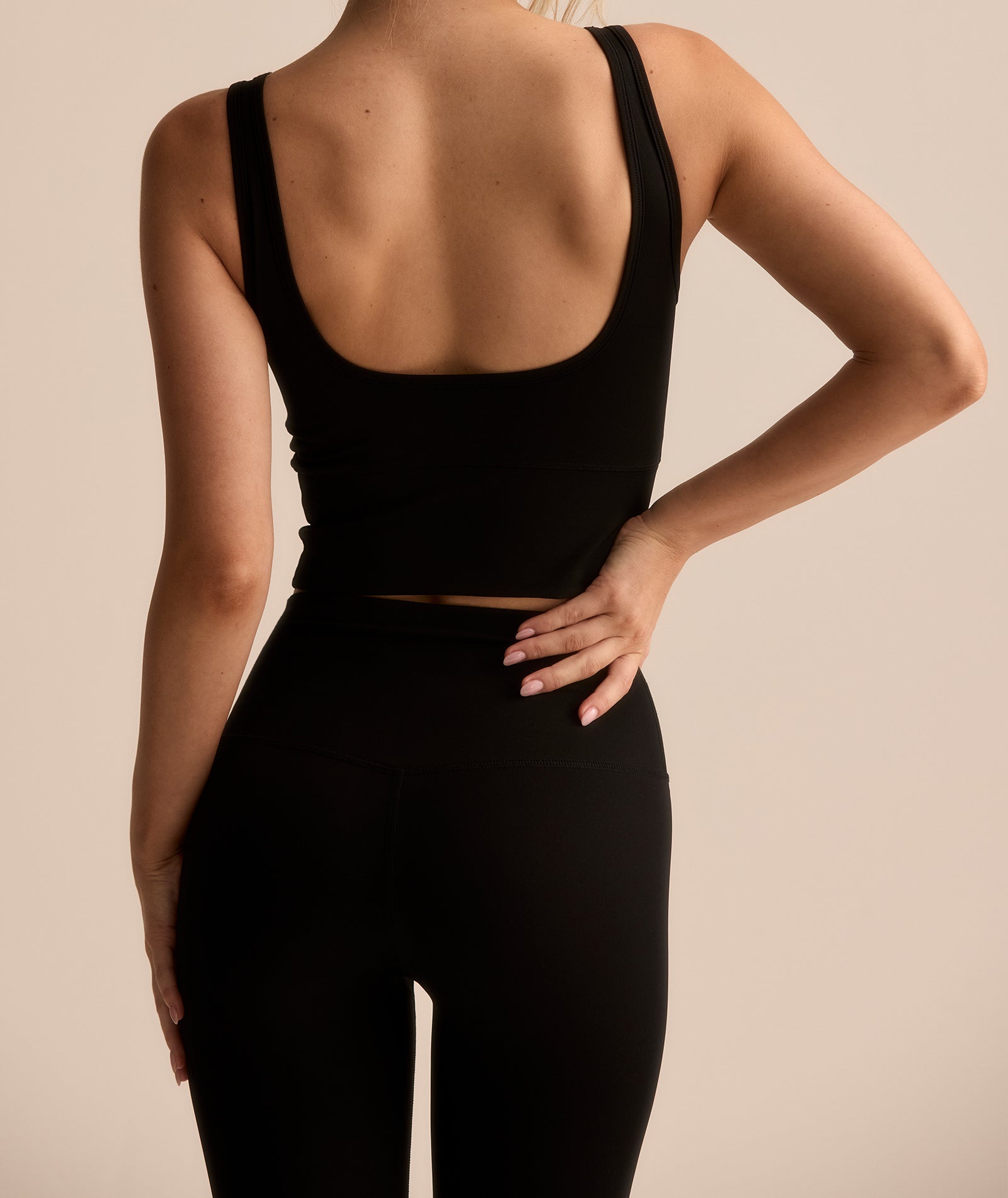 VEHLA CROPPED TANK - BLACK - Crop Atlet