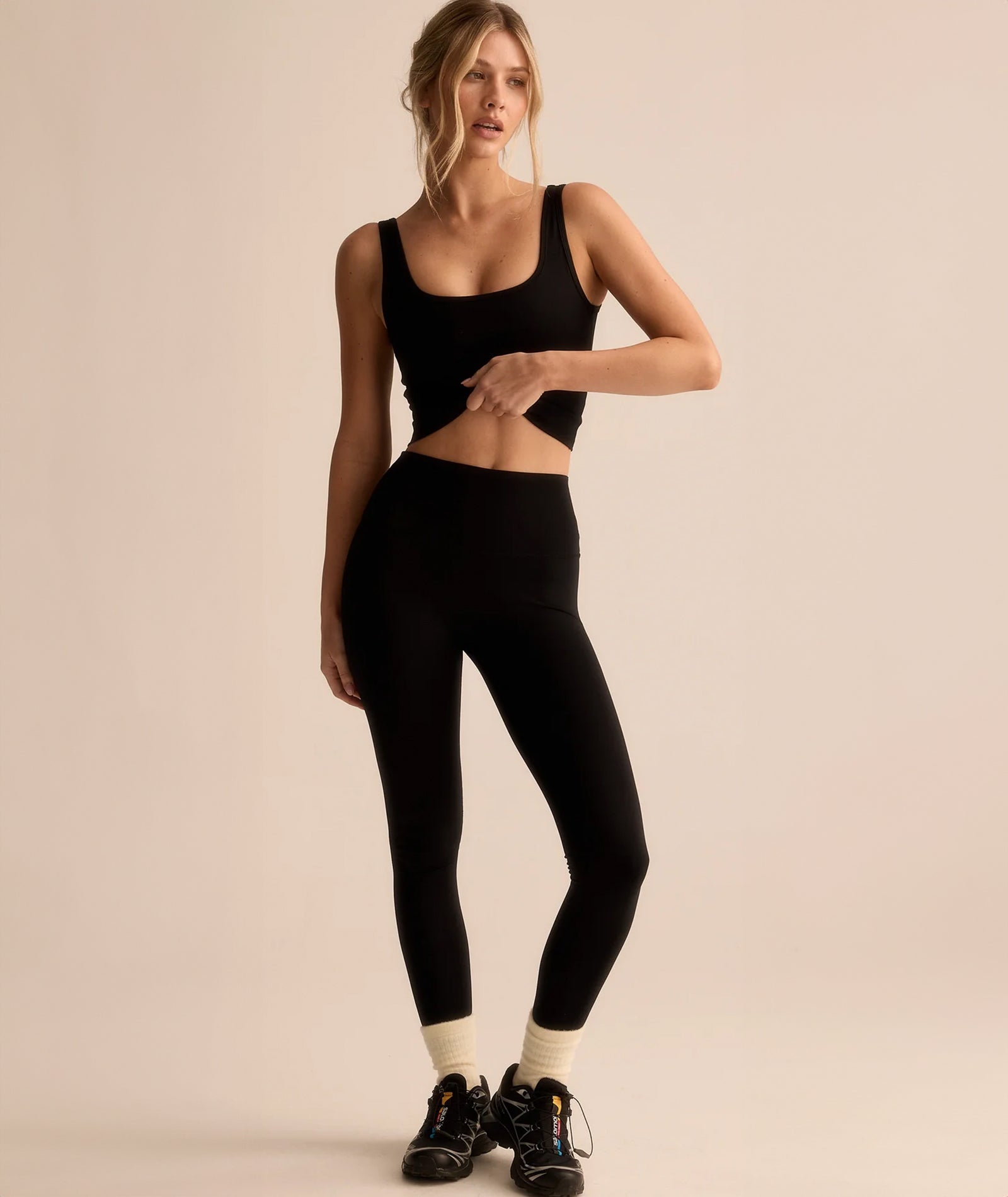 VEHLA CROPPED TANK - BLACK - Crop Atlet
