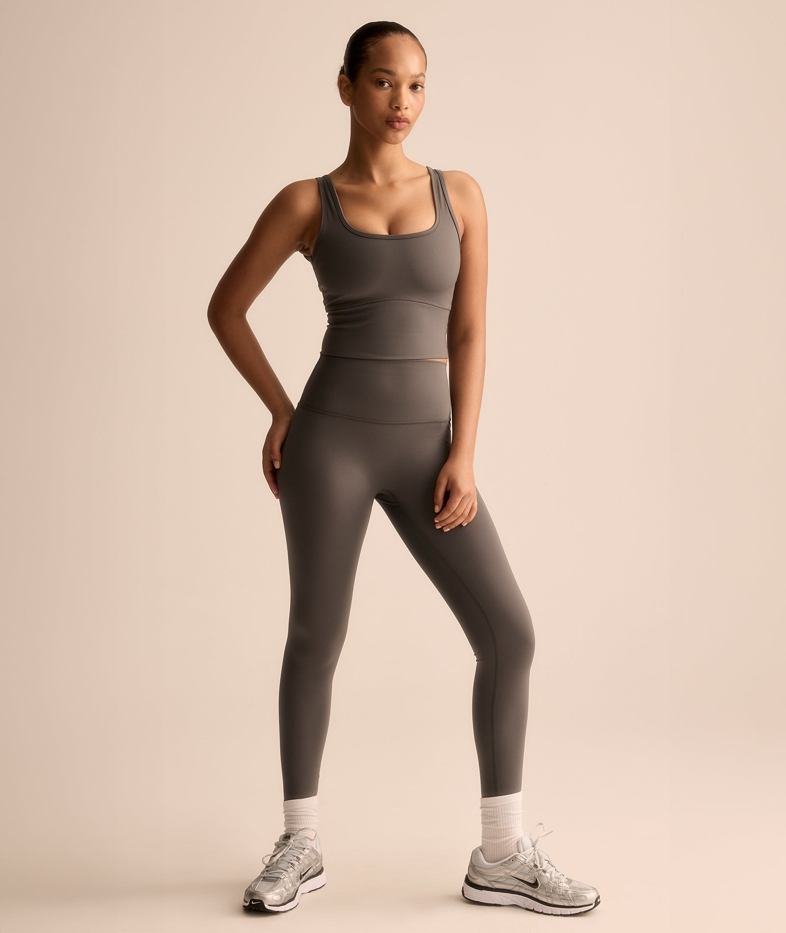 VEHLA CROPPED TANK - SMOKE - Crop Atlet
