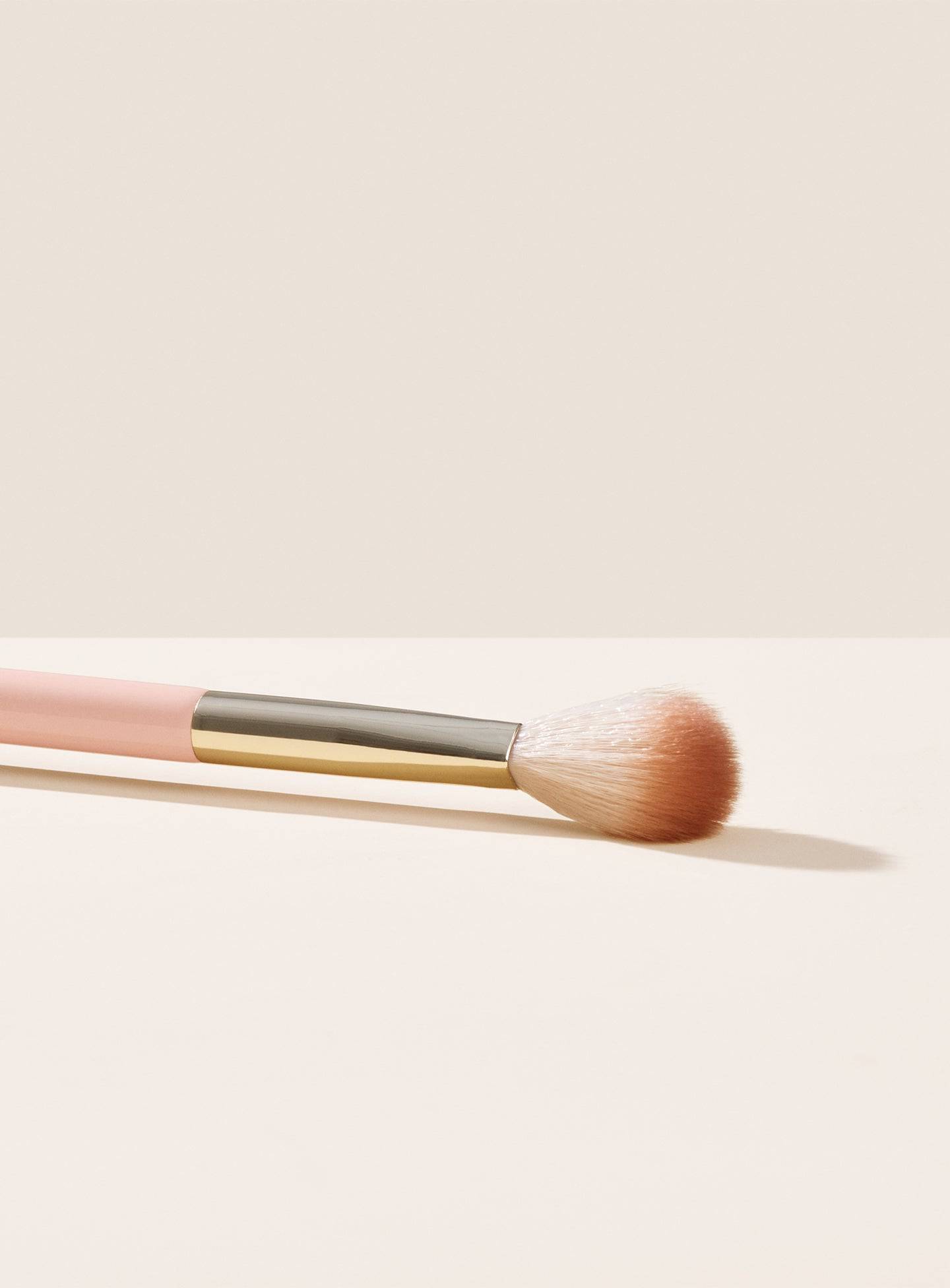 Rare Beauty Positive Light Silky Touch Precision - Aydınlatıcı Fırçası